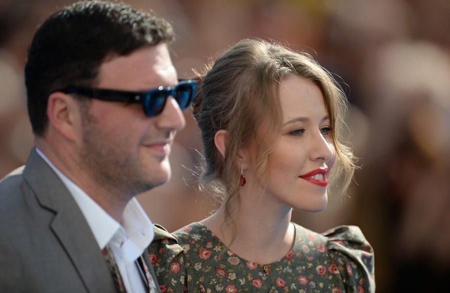 俄女主播称讨厌胖子 大拨胖女泳装抗议