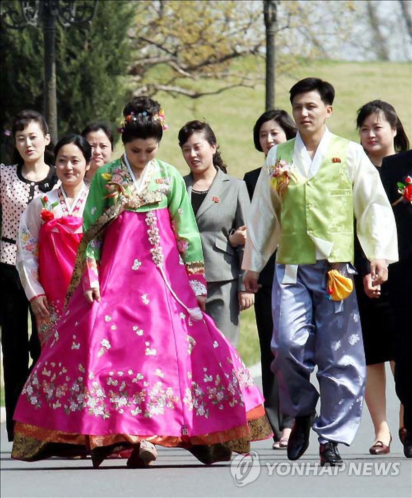 朝鲜人的浪漫婚礼：海边画心、田野种树