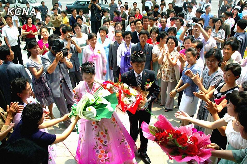 朝鲜人的浪漫婚礼：海边画心、田野种树