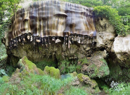 英国现神秘水井 物品接触井水会石化