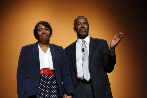 资料图：美国共和党总统参选人卡森和他的妻子。