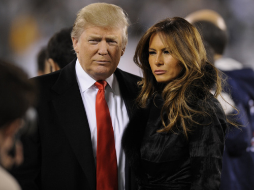 资料图：美国共和党总统参选人特朗普与妻子。
