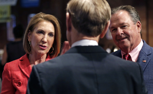 资料图：美国共和党总统参选人菲奥里纳和丈夫。