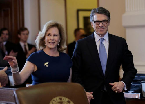 资料图：美国共和党总统参选人佩里和妻子。