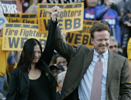 资料图：美国民主党总统参选人韦伯和妻子。