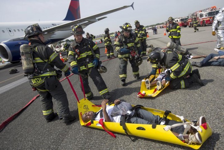 美国实行职业消防员制度 受专业培训、实行薪