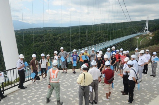 日本最长吊桥接受&ldquo;摇晃测试&rdquo;引游人欢呼（图）