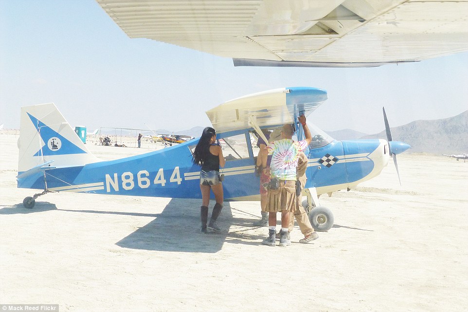 美国年度反传统节日沙漠狂欢