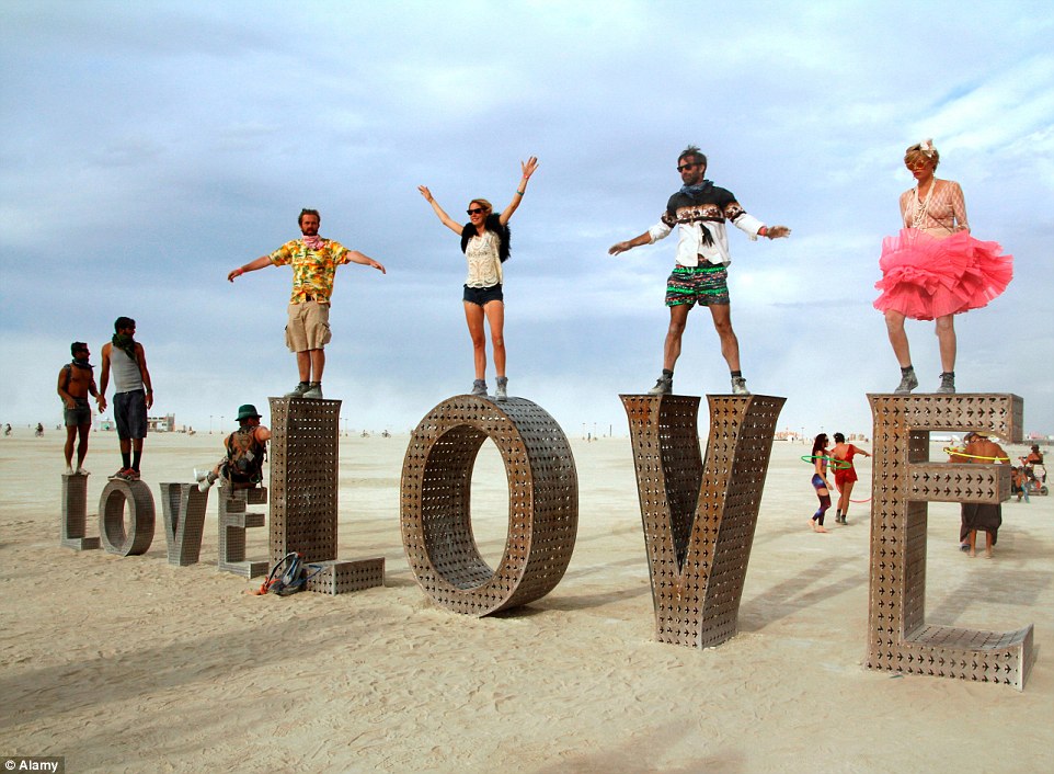 美国年度反传统节日沙漠狂欢