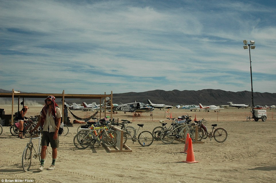 美国年度反传统节日沙漠狂欢