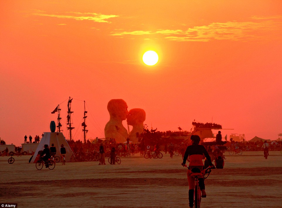 美国年度反传统节日沙漠狂欢