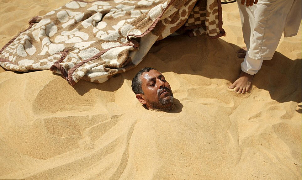 埃及人热衷沙漠日光浴 称可治多种疾病