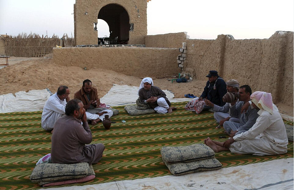 埃及人热衷沙漠日光浴 称可治多种疾病