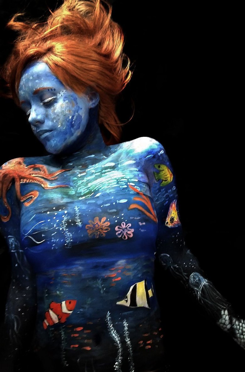 巴西女艺术家身体当画布 创作美轮美奂人体彩