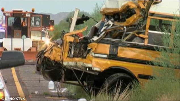 载有50名囚犯的囚车在路上发生事故之后