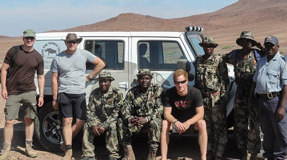 英国哈里王子非洲反盗猎 亲自检查雄狮