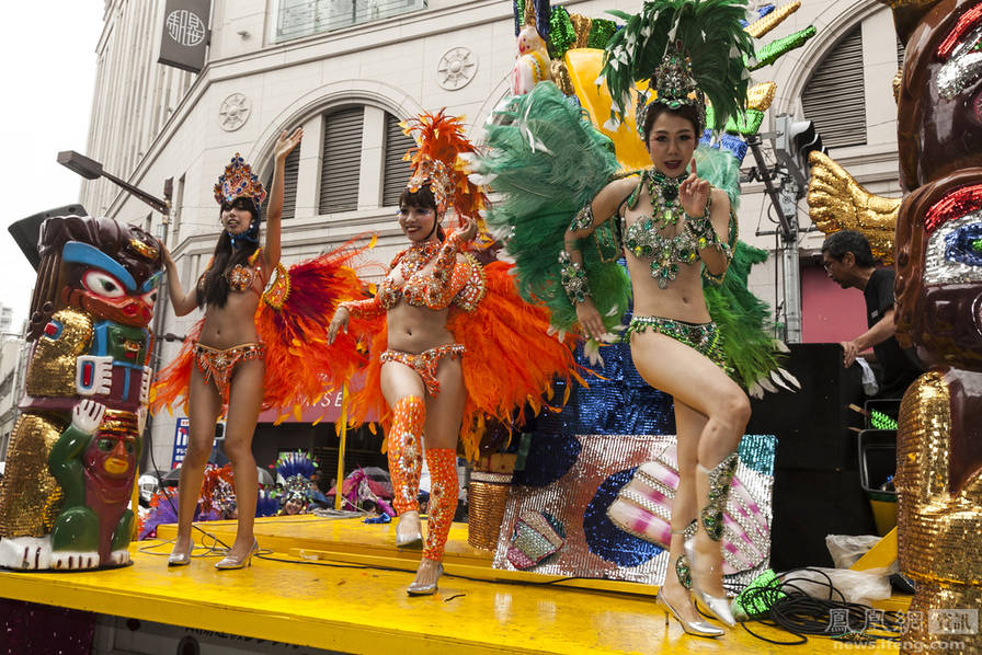 日本浅草5000人桑巴热舞游行