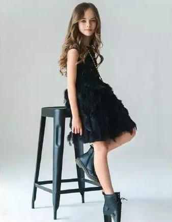 俄罗斯9岁小美女成年龄最小的超模！
