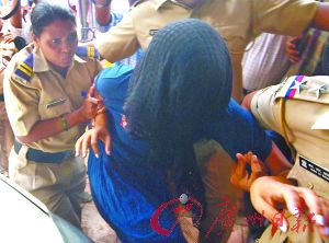 殷德拉妮（中）涉嫌杀害女儿被捕。