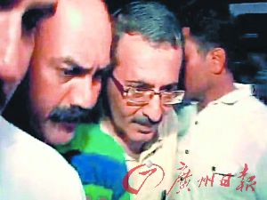 殷德拉妮的前夫（中）涉嫌杀害女儿被捕。