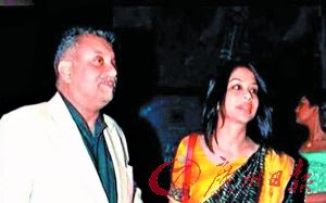 殷德拉妮与现任丈夫穆克基。