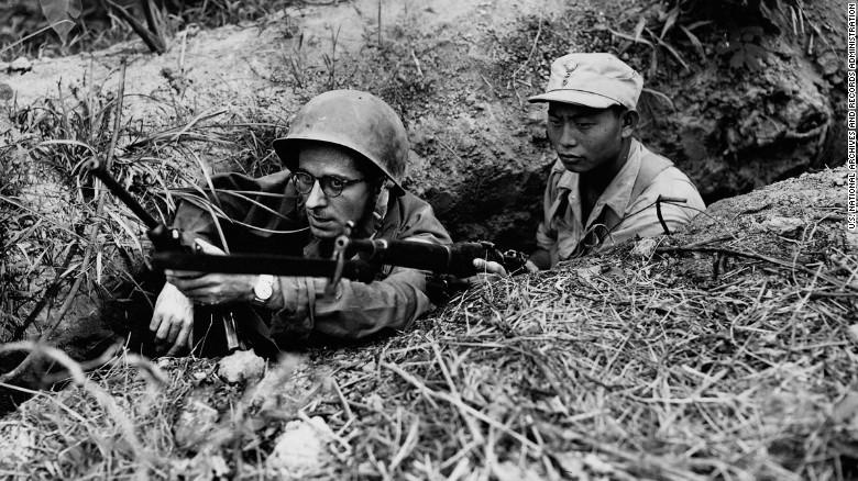 1945年3月5日，中国和美国士兵在同一个战壕里。八年抗战中，约有1400万中国人牺牲，超过1亿中国人颠沛流离，成为难民。