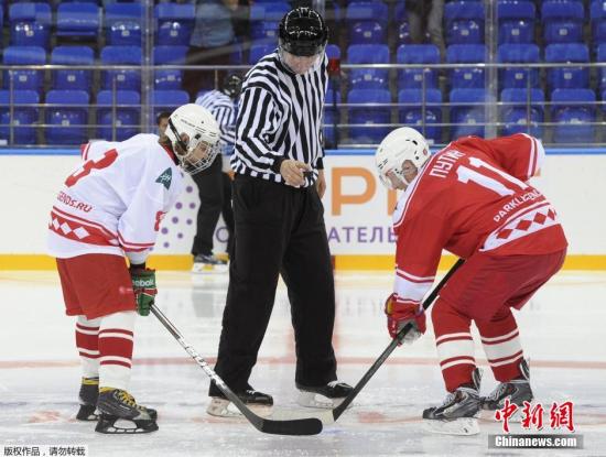 普京着11号球衣参赛。