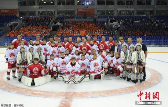 两队赛后合影。