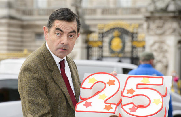 憨豆先生庆25周年 车顶坐沙发经典再现