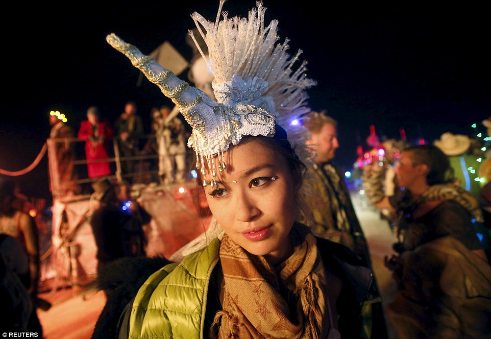 美国&ldquo;火人节&rdquo;七万人沙漠狂欢