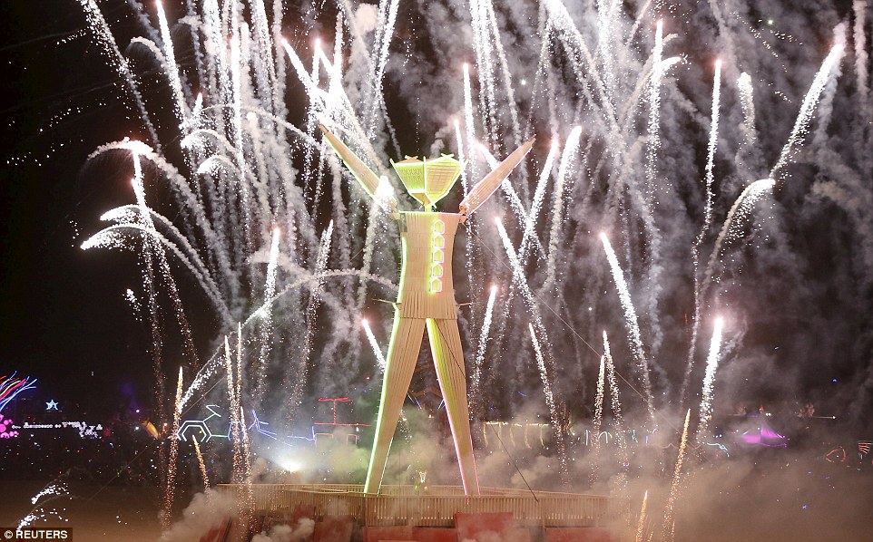 美国&ldquo;火人节&rdquo;七万人沙漠狂欢