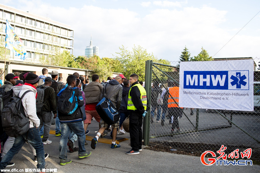 数千名难民达德国火车站 难民受到英雄般欢迎