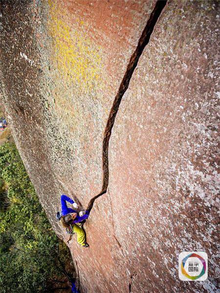 瑞士女&ldquo;蜘蛛人&rdquo;徒手攀爬云南绝壁