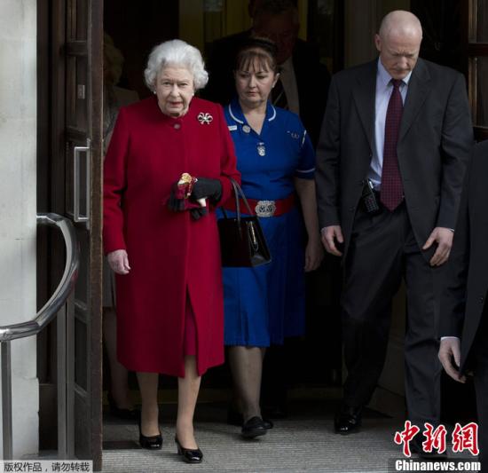 当地时间3月4日，在经过一天的治疗后，英国女王伊丽莎白二世离开医院，返回白金汉宫休养。当伊丽莎白二世从位于伦敦市中心的私立爱德华国王七世医院走出、步向在旁等候的豪华座车时，看起来气色不错且面带笑容。据悉，女王3日下午因肠胃炎入院治疗，这是87岁的女王最近十年间首次入院。