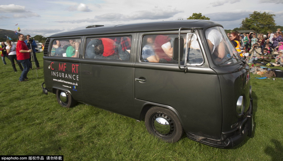 英国51人狂挤一辆面包车 欲打破吉尼斯世界纪录