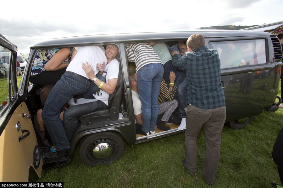 英国51人狂挤一辆面包车 欲打破吉尼斯世界纪录