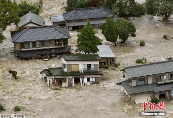 今年第18号强台风&ldquo;艾涛&rdquo;于当地时间9月9日登陆日本。受此影响，日本栃木县及茨城县等多地普降特大暴雨，并导致不少河段出现泛滥之势。目前，已有数十万民众被迫紧急疏散。