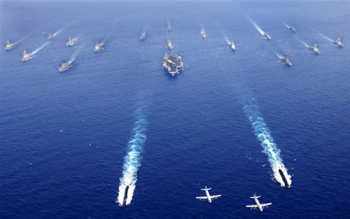 2014年日美“利剑”军演中,美国航母编队鸟瞰图。