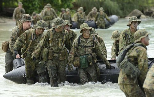 日美军队正在进行夺岛演习。