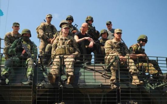 资料图:亚采纽克和乌克兰士兵在一起。