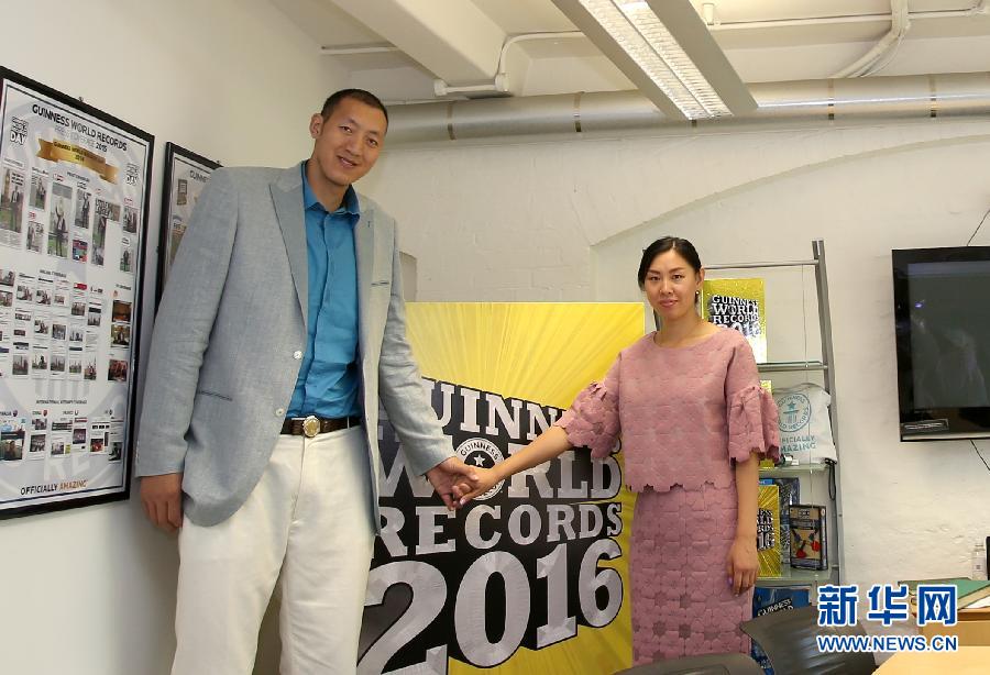 （国际）（2）&ldquo;世界最高夫妻&rdquo;造访吉尼斯世界纪录总部