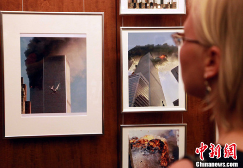 2001年9月11日，客机撞击双子塔楼及双子塔楼坍塌的画面震惊世人。