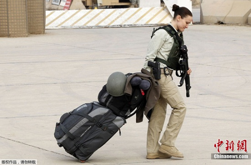 2011年12月15日，美国驻伊拉克部队在巴格达附近的军事基地举行了降旗仪式。这标志着历时九年的美国伊拉克战争正式画上句号。