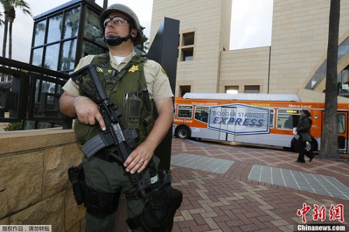 2013年4月，美国波士顿马拉松比赛遭遇致命的恐怖爆炸事件，美国各大城市接到消息后，已经纷纷开始加强安全戒备。图为洛杉矶警察手持重武器在街头巡逻。