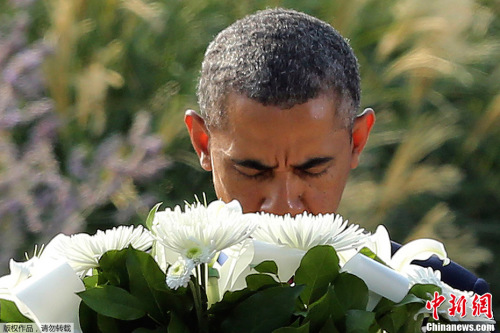 2013年9月11日,奥巴马在五角大楼9·11纪念馆前敬献花圈。