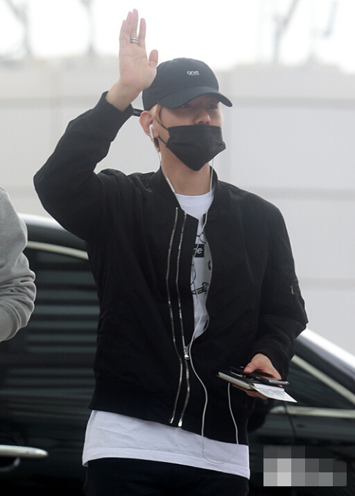 exo现身机场前往重庆 伯贤亲切挥手世勋帅到cry【组图】