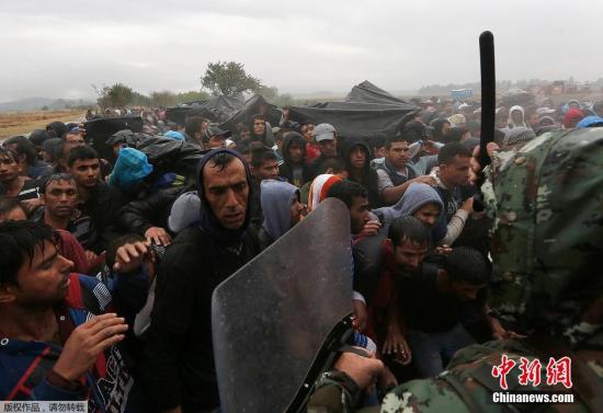 当地时间2015年9月10日，希腊Idomeni，移民持续涌入希腊与马其顿边境，由于降雨路途更加艰辛。