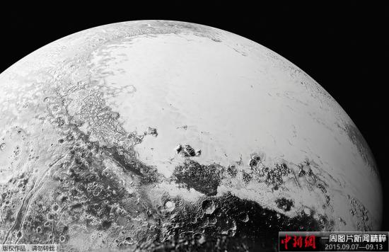 NASA展冥王星新图像高山沙丘浮冰地貌多变(图)
