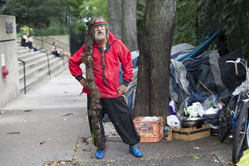 纽约&ldquo;犀利哥&rdquo;13年不洗头长发及脚成新街景（图）