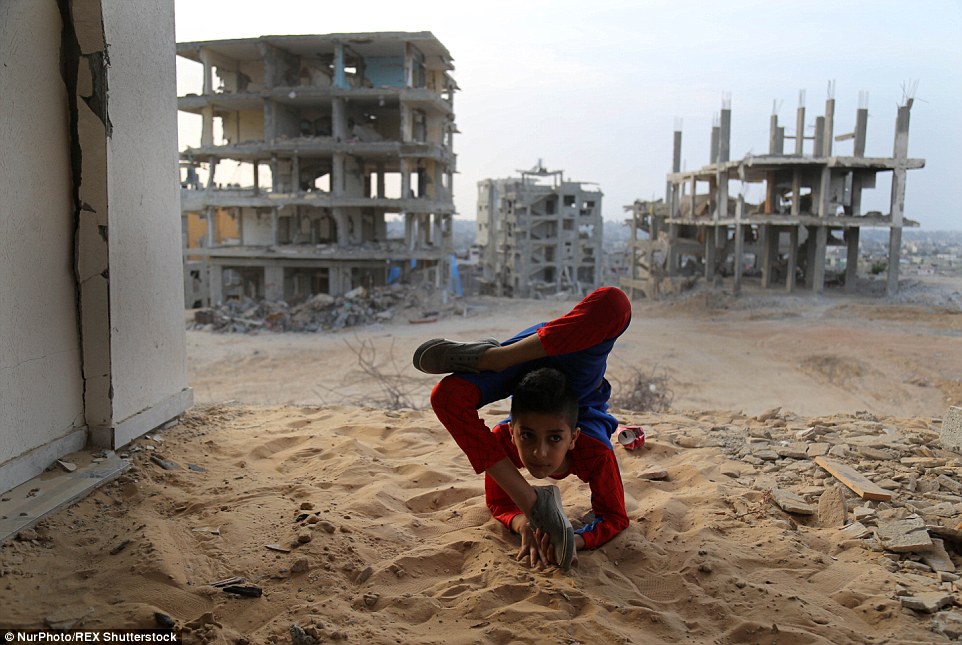 加沙战争废墟上的&ldquo;蜘蛛侠&rdquo;